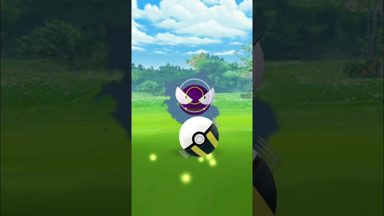 Pokémon GO - Catching a shiny gastly