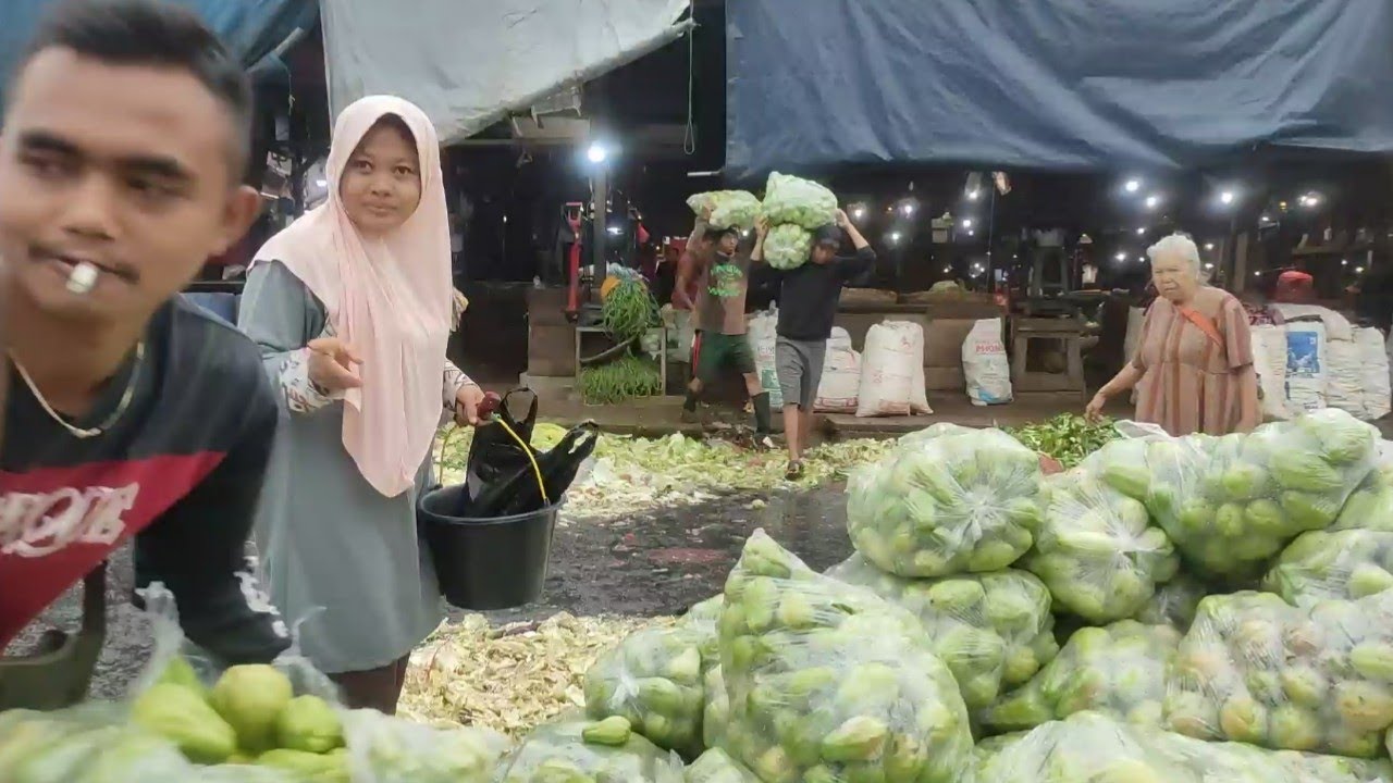 Mulung sekarang 1 kol bak labu siam dan 10 karung terong langsung d buang para pegawai toko....