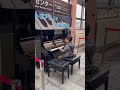 ストリートピアノを弾く少年 (A boy who plays street piano)