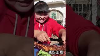 霞姐买170元的大羊腿，炭火烤着吃，一口羊肉一口酒吃的太过瘾！#shorts#陕北霞姐#xiajiefromshanbei