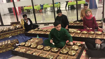 Cak lempong Kolej iCOOP main lagu Ayam Den Lapeh masa Majlis Sambutan Hari Raya Aidilfitri 2018