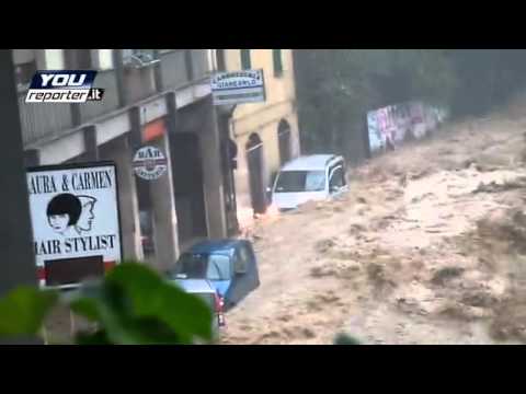 Genova alluvione del 4 novembre 2011, il Fereggiano esonda. Uomo rischia la vita nella propria auto