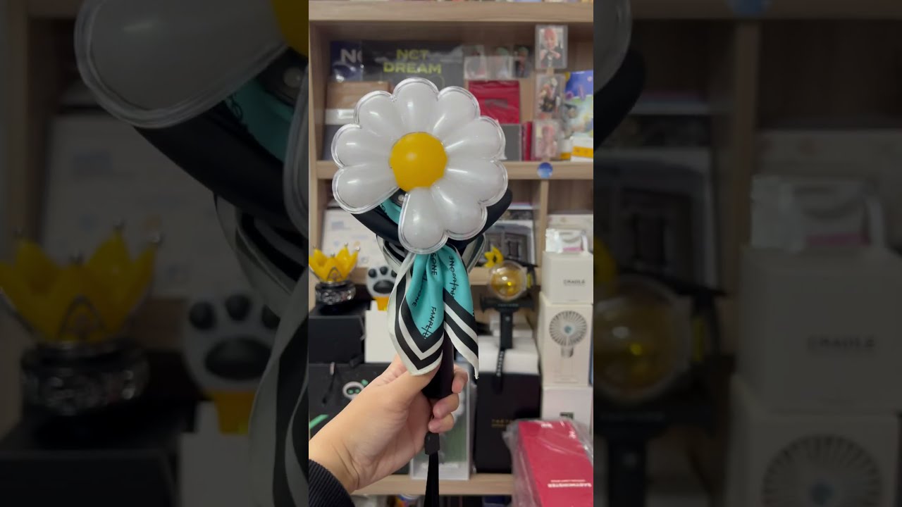 G-DRAGON LIGHT STICK＋CRADLE＋SCARF SET G-DRAGON OFFICIAL LIGHT STICK ( DAISY BONG ) & CRADLE