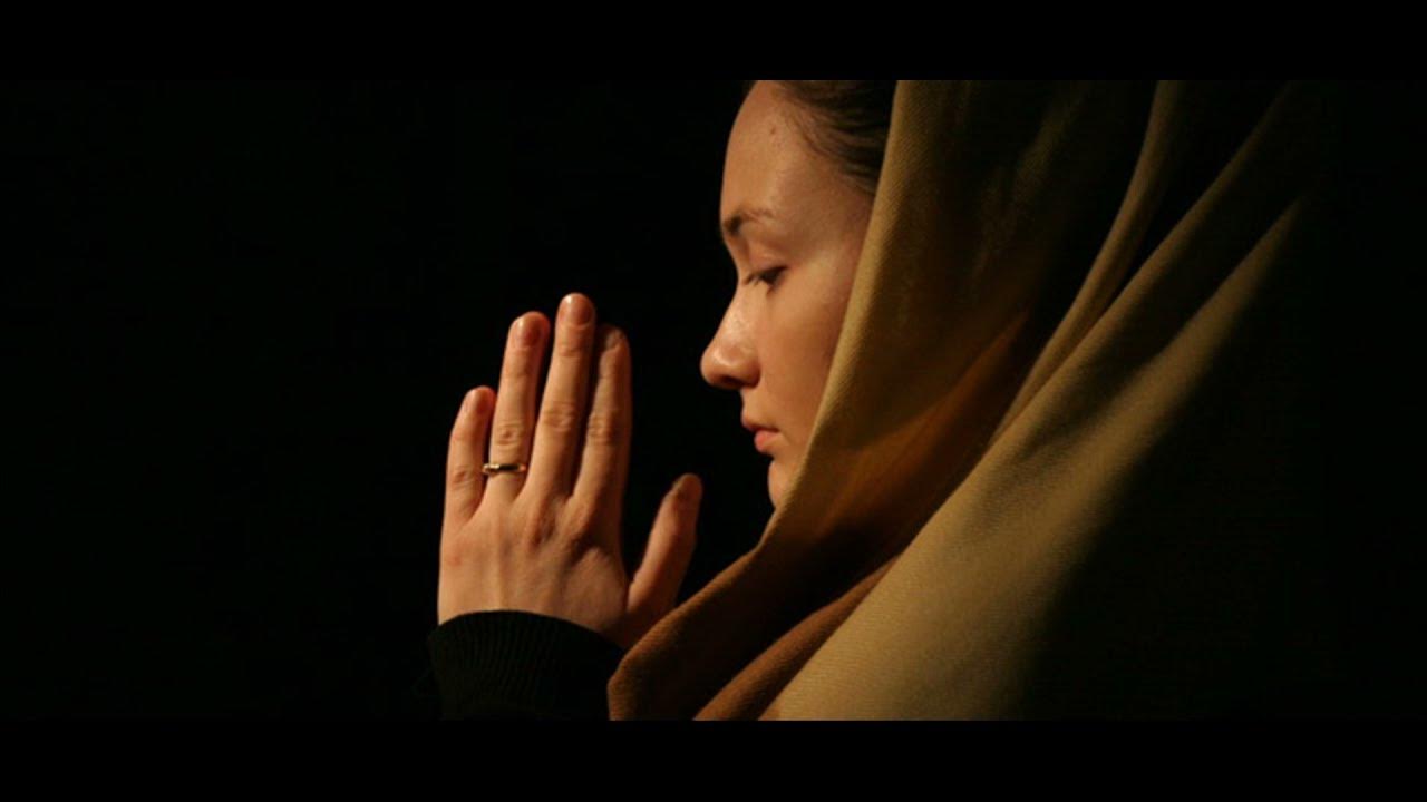 Прощение раскаявшихся. Женщина молится. Мама молится. Женщина в храме. Человек молится.