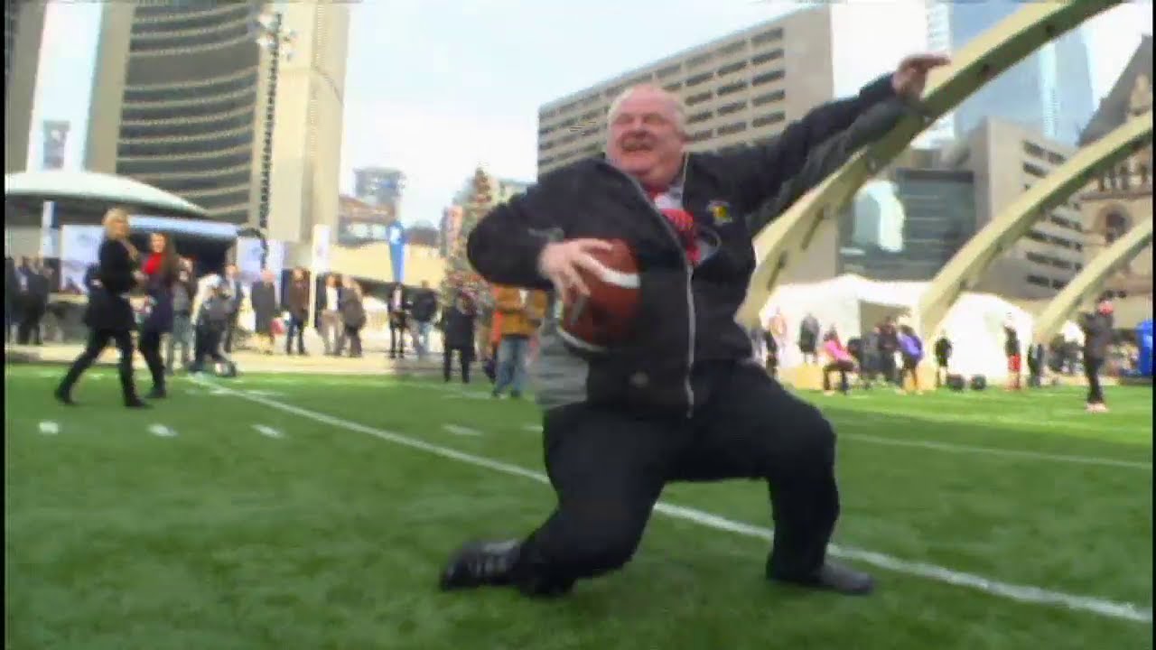 Mayor Rob Ford falls trying to toss pass [RAW VIDEO] 