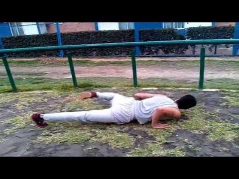 Rutina en el parque Dominadas, flexiones y abdomen. deportes univision