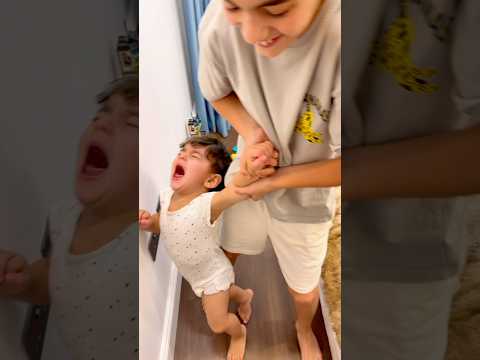 خلودة وكموتة عم يتخانقوا 