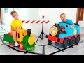 Vlad Und Niki Spielen Mit Spielzeugeisenbahnen