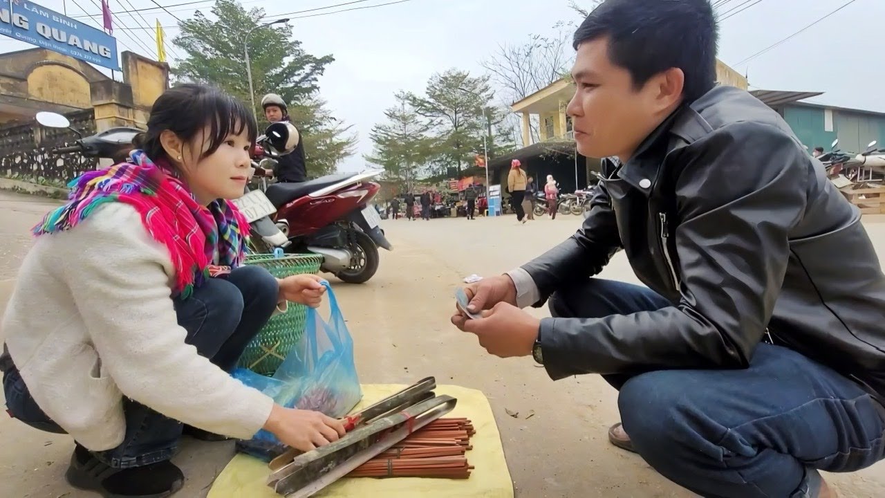 Динь ​​пошла продавать палочки для еды и встретила мужчину, который, похоже, ей понравился.