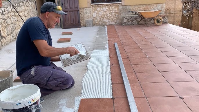 Cómo instalar baldosas de exterior sobre hormigón 