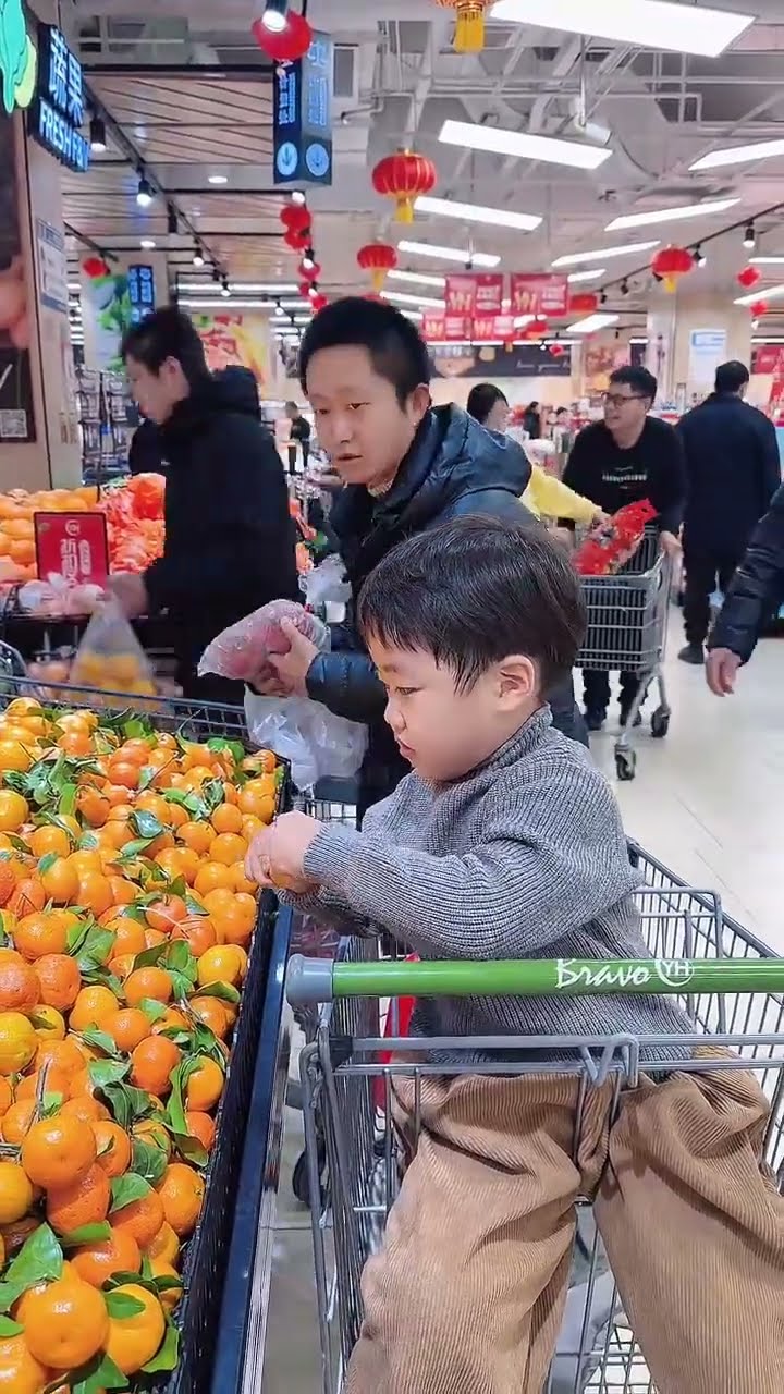 带熊孩子逛超市，爸爸这么眼疾手快 ！#Cute baby#Cute#呆萌小米宝#聪明宝宝#萌娃