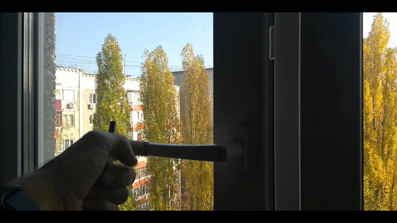 Пластиковое окно тугая ручка