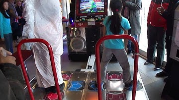 Short Girl vs Tall Man - The Amazing DDR showdown @ Hommerson Funland Scheveningen arcade