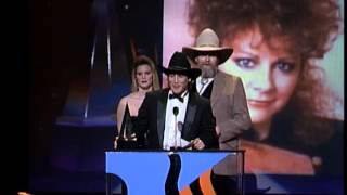 Reba McEntire Wins Favorite Country Female - AMA 1990