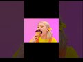 Después de ese helado, la niña vomitó.