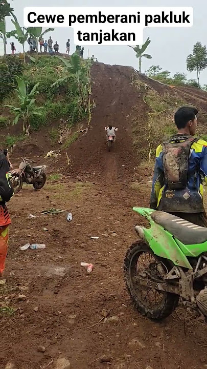 penonton cewe turun tangan taklukan tanjakan,pembalap aslinya geleng'