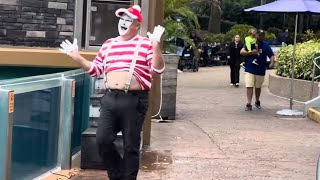 Mime Seaworld Tom (FUNNY ORLANDO SHOW) | Christmas Celebration