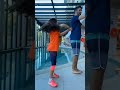 تخيل طفله صغيره وبوها يلعب معاها 