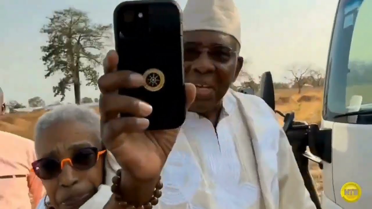 Вождь Тони Роджерс / Вождь Манвуле Вура из деревни Манвуле в Северной Гане