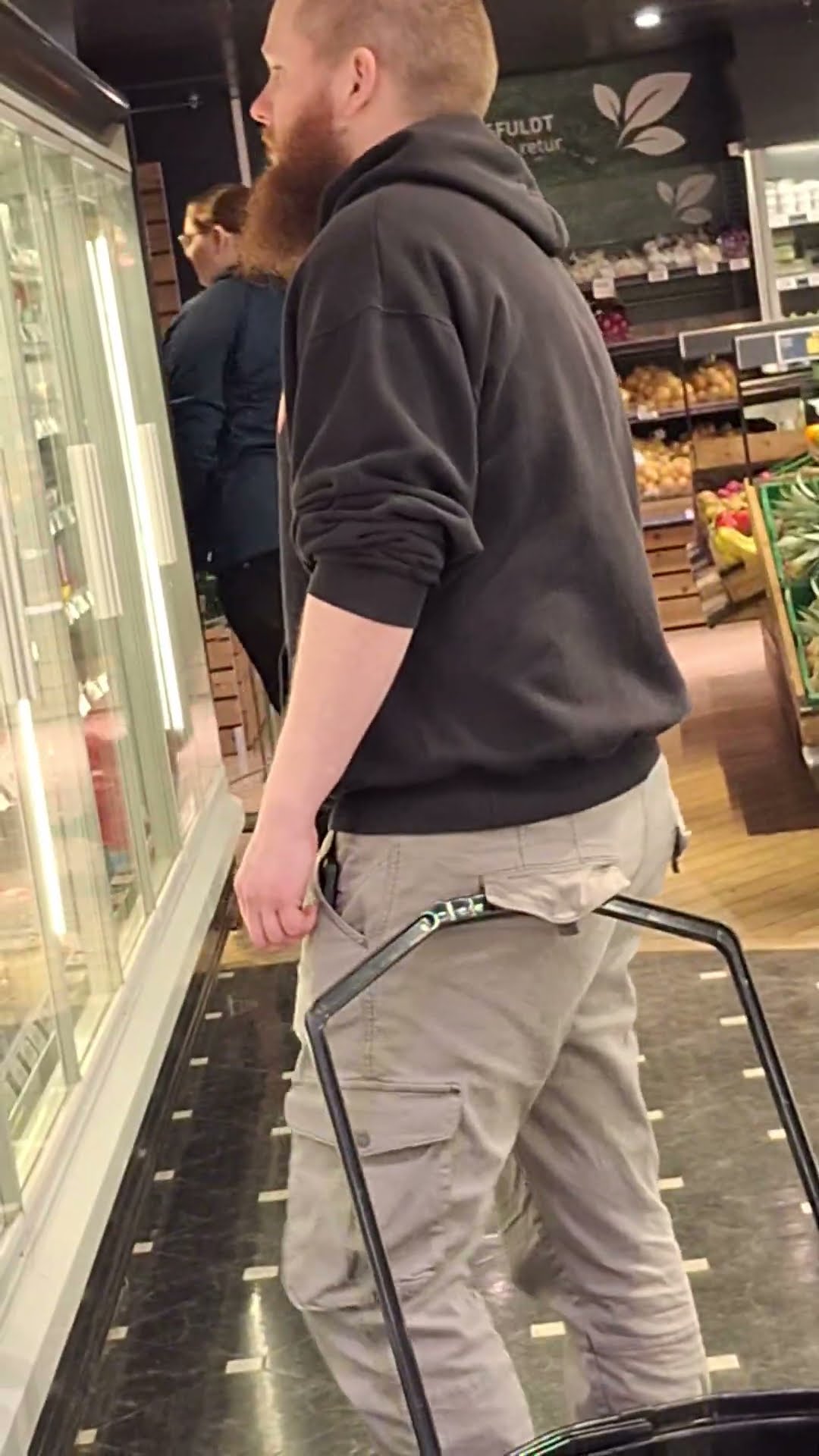Man Hooks Grocery Basket Onto Pants || ViralHog