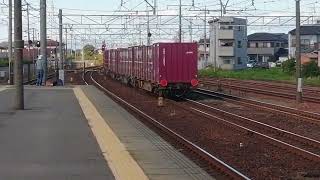 EF66 121号機牽引札幌タ発稲沢行3075レ+トナミコンテナ積載のEF210 105号機牽引福岡タ発東京タ行62レ清洲通過