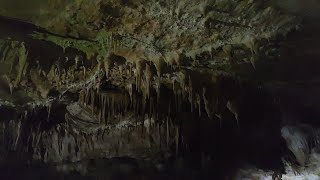 Цхалтубо. Грузия. Ещё один из залов пещеры Прометея. Куча сталактитов и сталагмитов.