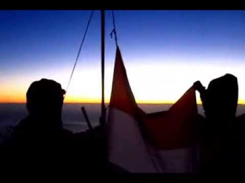 Pengibaran bendera merah putih, Rinjani 17 Agustus 2013 