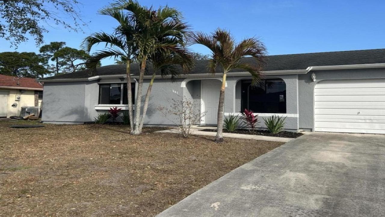 565 SE Thornhill Drive, Port Saint Lucie, FL Presented by Lisa LeRose.