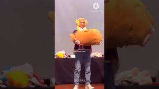 "FELIX" selling his fish 🐟🐠 plushie 😂😂 in  Makestar fansign #straykids #youtubeshorts