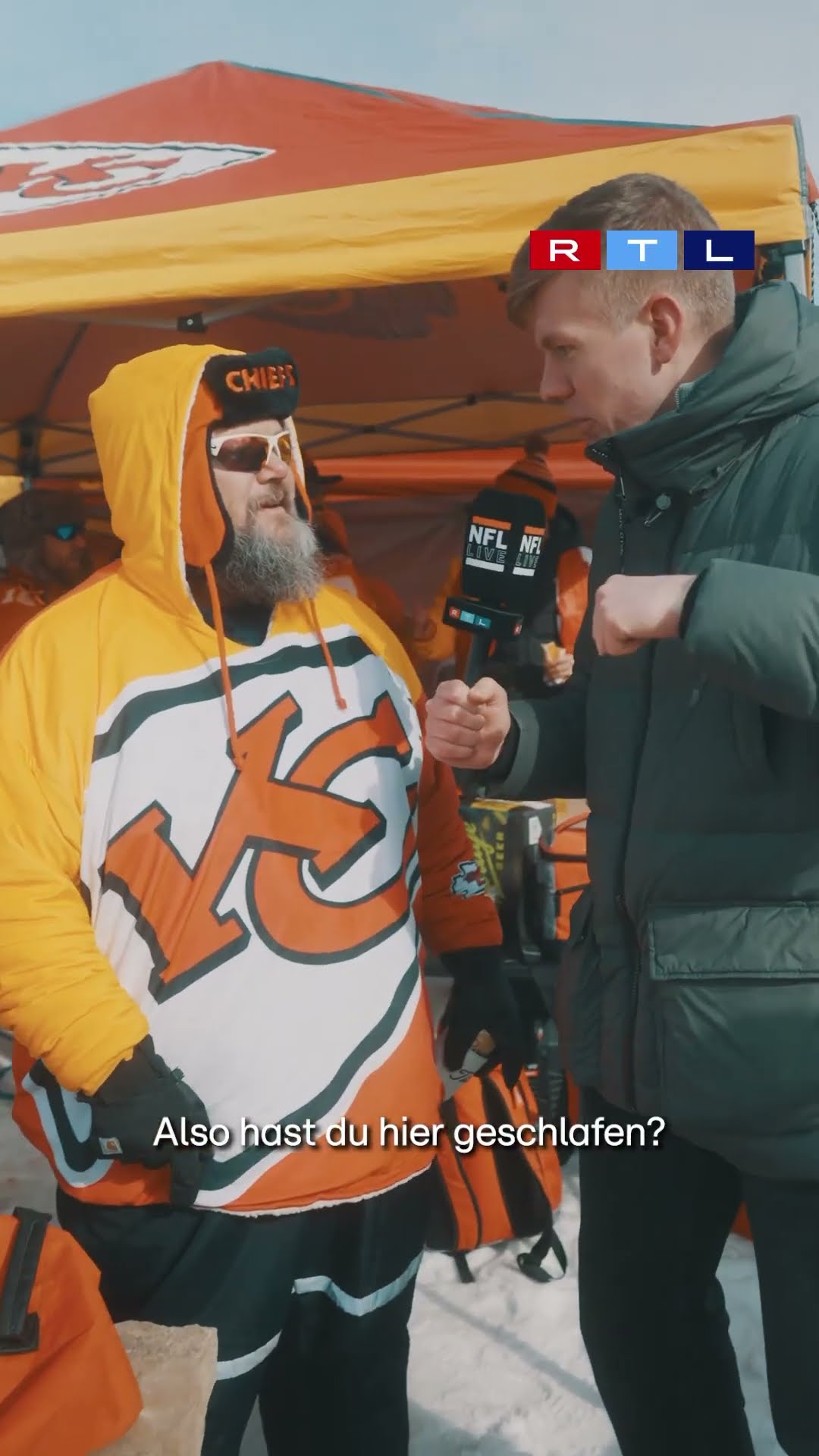 Dieser Chiefs-Fan schläft bei Minusgraden am Stadion ??️