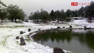等到雪！福壽山農場天池旁遊客吃泡麵賞雪