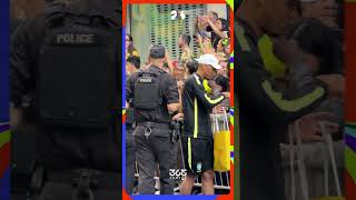 Rayan distribui pulseiras aos torcedores da seleção