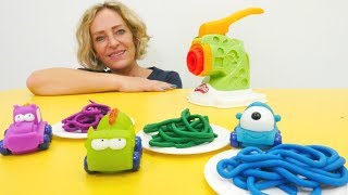 Spielzeug Video für Kinder - Nicole macht für die Autos Spaghetti Spielzeug Video für Kinder - Nicole macht für die Autos Spaghetti