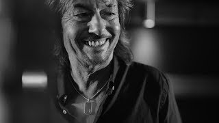 Video voorbeeld van "Chris Norman - Crawling Up The Wall (Official Music Video)"