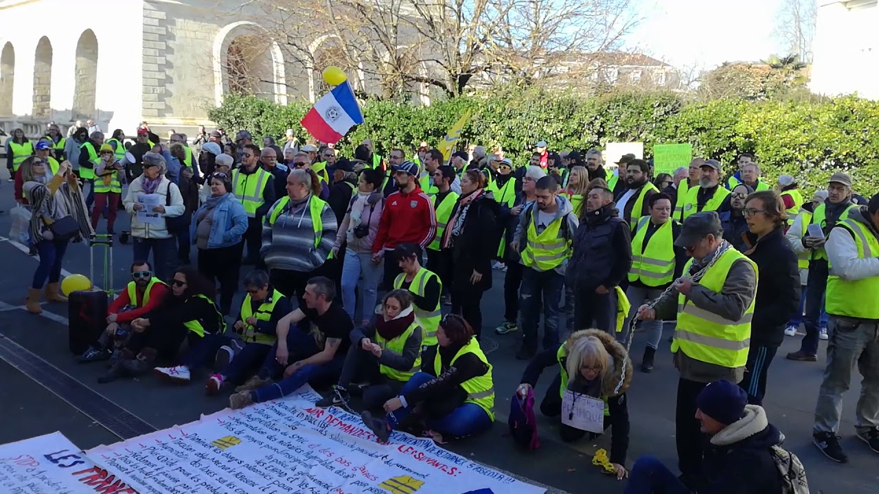 Rochefort : les gilets jaunes en sit-in devant la prison - YouTube