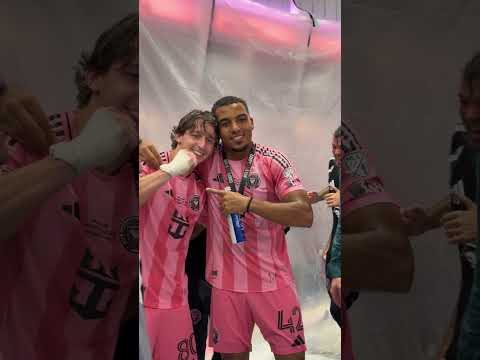 Así se celebra ser campeón. 😎🍾