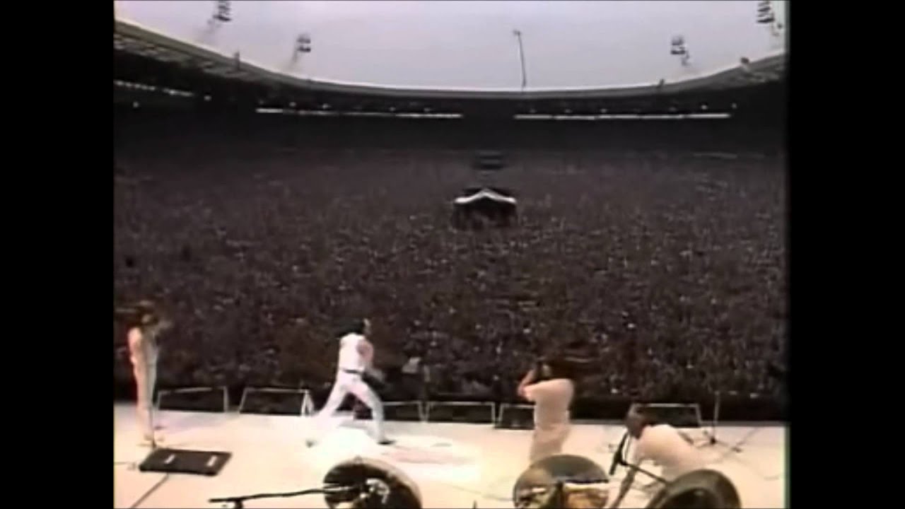 Фредди меркьюри стадион. Фредди Меркьюри на стадионе Уэмбли. Фредди Меркьюри концерт на стадионе. Квин на стадионе Уэмбли. Квин Уэмбли 1985.
