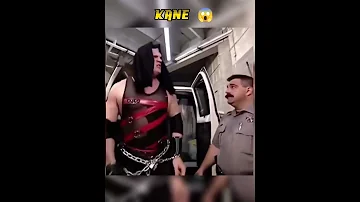 شاهد كيف يتم ادخال لاعبي مصارعة الى حلبة WWE 