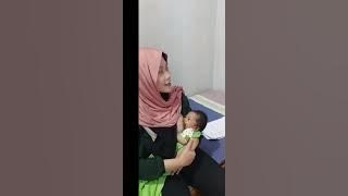Ibu berjilbab menyusui di kasih tau caranya sama bidan agar puting bisa jadi warna pink ☺️☺️☺️☺️