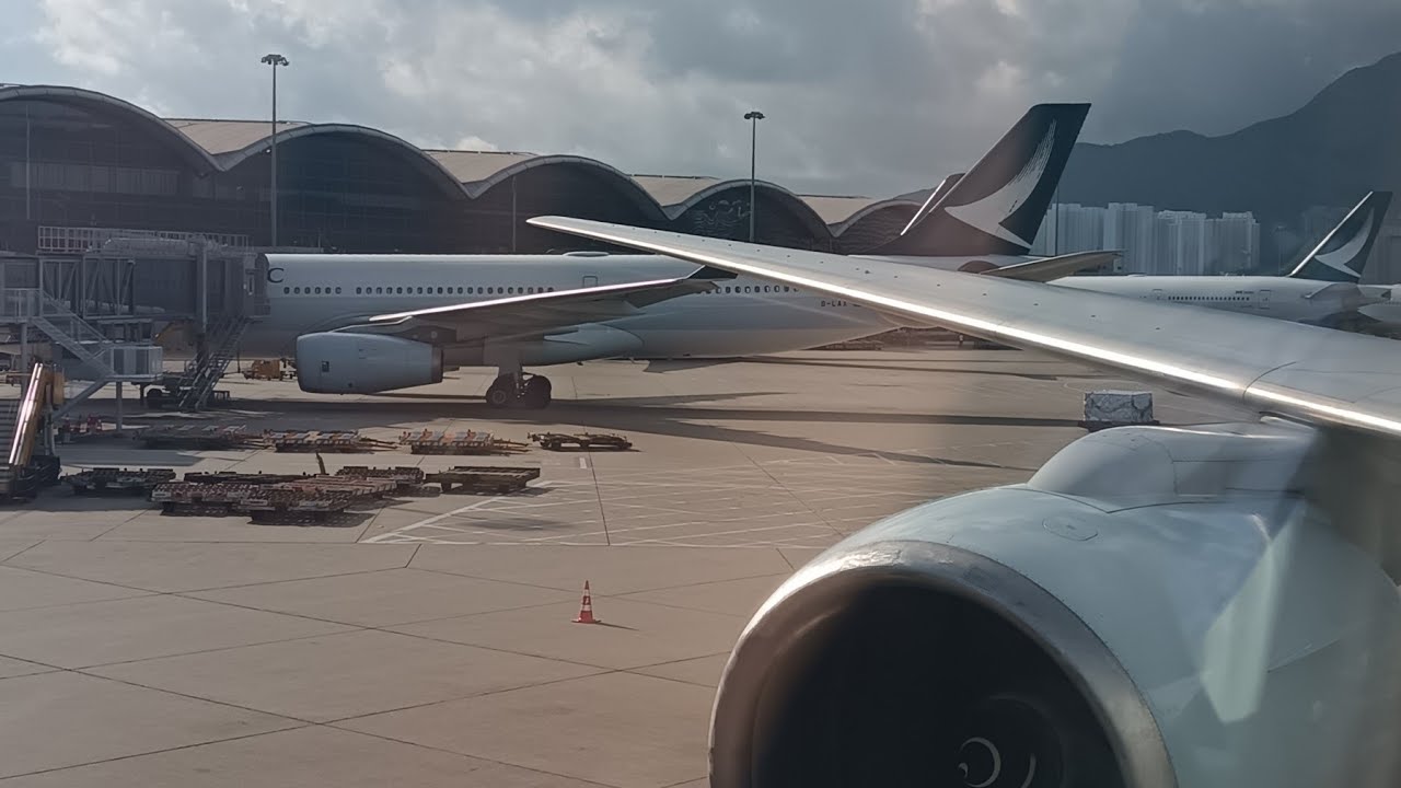 CATHAY PACIFIC B777-300 | GE90 epic ROAR! TAKEOFF from Hong Kong