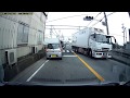 何度も接触事故を起こしても気が付かず走行し続ける軽自動車