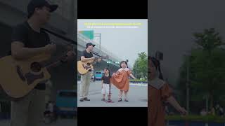 Đẹt ti ni của tui và tui hát bài hát tiếng Anh giữa phố hihi
