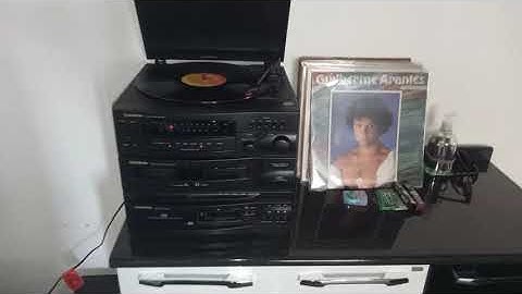 Aparelho de Som - 4 em 1 da Gradiente TK 33 CR, reproduzindo disco de vinil - Guilherme Arantes