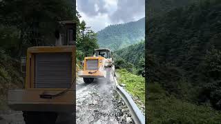 The Bulldozer Goes Downhill, See How The Old Driver Can Control The Slope Steadily
