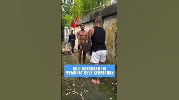 Kuli bangunan ini membuat bule keheranan