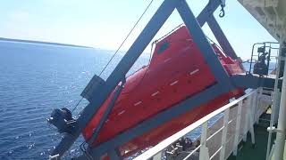 Спуск спасательной шлюпки с новейшего танкера Северного флота 