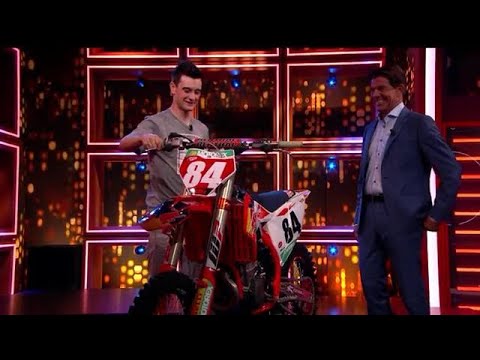 Jeffrey Herlings laat zijn motor zien én horen aan het publiek - RTL LATE NIGHT MET TWAN HUYS