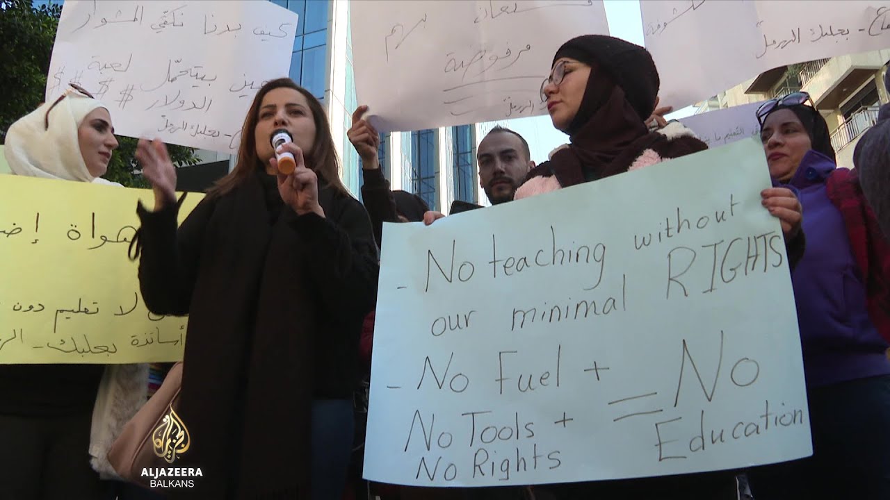 يطالب المعلمون اللبنانيون بزيادة رواتبهم