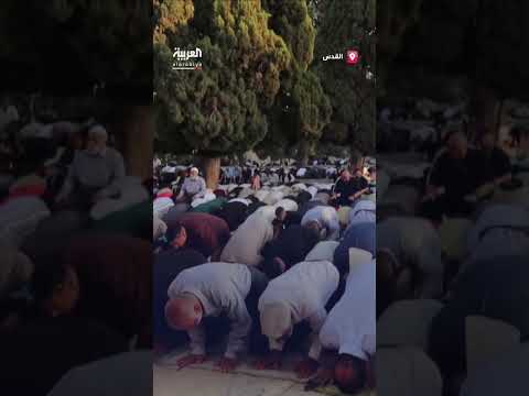 عشرات آلاف الفلسطينيين يؤدون صلاة عيد الأضحى في باحات المسجد الأقصى