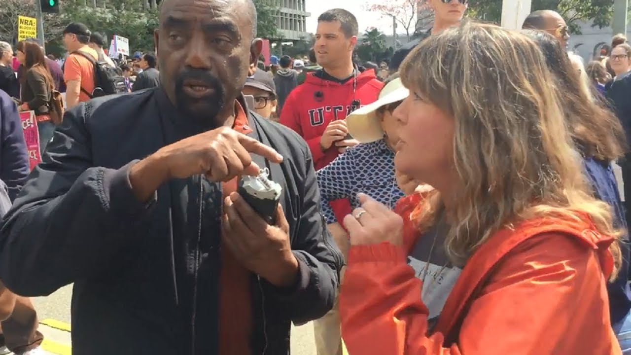 Джесси Ли Петерсон становится сторонником чернокожих на митинге «Марш за наши жизни» в Лос-Анджелесе